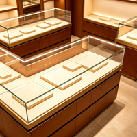 Vitrines pour les magasins de cadeaux haut de gamme et de produits de luxe : Créer une ambiance de luxe sophistiquée et subtile
