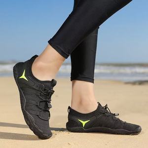 Chaussures d'eau aquatiques antidérapantes à bout fermé, sandales de plage unisexes à séchage rapide pour hommes et femmes - Product Image 2