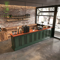 Comptoir d'angle en bois massif pour bar, caisse ou réception, idéal pour les cafés, boulangeries et salons de thé