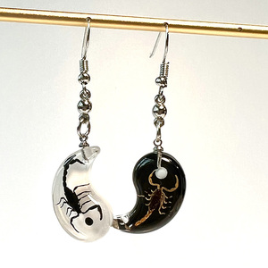 Pendientes de Resina Epoxi Acrílica para Regalo de San Valentín, un Par de Colgantes de Yin Yang Chinos Multicolores, Pendientes de Escorpión al por Mayor - Product Image 2