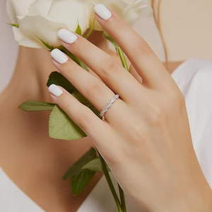 Anillos de banda retorcida de oro laminado de 14K con micro pavé de moissanita VVS GRA, joyería de moda sencilla para mujer al por mayor - Product Image 4