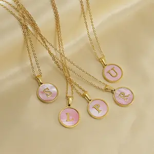 Qiuhan collana con ciondolo lettera conchiglia rosa rotonda in acciaio inossidabile A-Z 18K con lettera iniziale