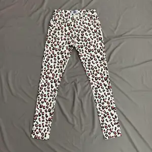 Jean moulant personnalisable, ensemble avec logo léopard, impression numérique, blanc et rose, vêtement slim fit pour hommes, collection
