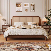 Lit double en bois massif de style vintage français avec tête de lit incurvée, parfait pour les chambres, les chambres d'hôtes, les hôtels et les villas