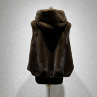 Gilet sans manches en fausse fourrure marron personnalisé en polyester avec capuche et fermeture éclair sur le devant, poches obliques, idéal pour l'automne et l'hiver, style décontracté
