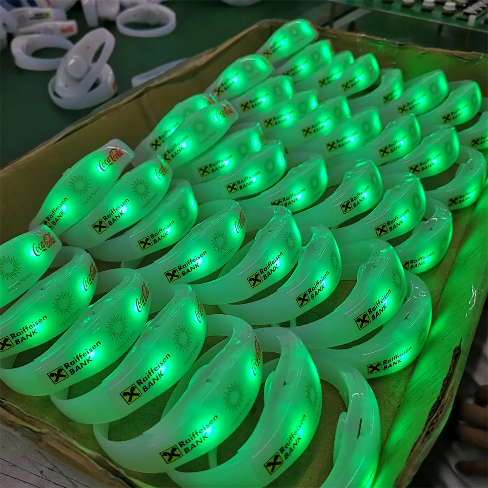 Yeni ürün fikirleri 2023 parlayan LED bileklik silikon DMX kontrol LED ışık bilezik