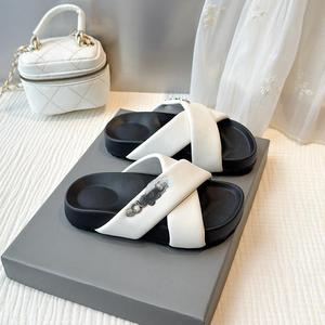 Pantofole Morbide per Bambini 2026 Nuovo Stile di Design Comode Scarpe da Casa per Ragazzi e Ragazze Leggere e Traspiranti - Product Image 1