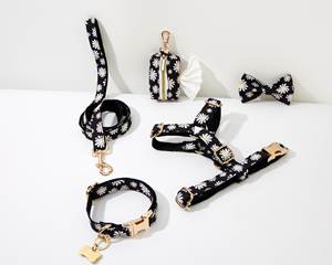 ชุดสายรัดลายดอกไม้แบบมีสายคล้องคอและสายจูงทำมือสำหรับสุนัขตัวใหญ่สายรัดสุนัขสำหรับงานแต่งงานแบบกำหนดเองพร้อมฮาร์ดแวร์สีดำ - Product Image 1