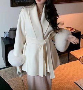 Nuovo Cappotto in Lana a Doppio Strato per Donne con Maniche Lunghe e un Lussuoso Tocco di Pelliccia Cape - Product Image 1