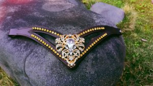 Frontalino per Cavallo in Pelle Premium con Cristalli Ondulati e Passanti a Sgancio Rapido, Adatto per Briglie Inglesi, Allenamento e Competizioni - Product Image 2