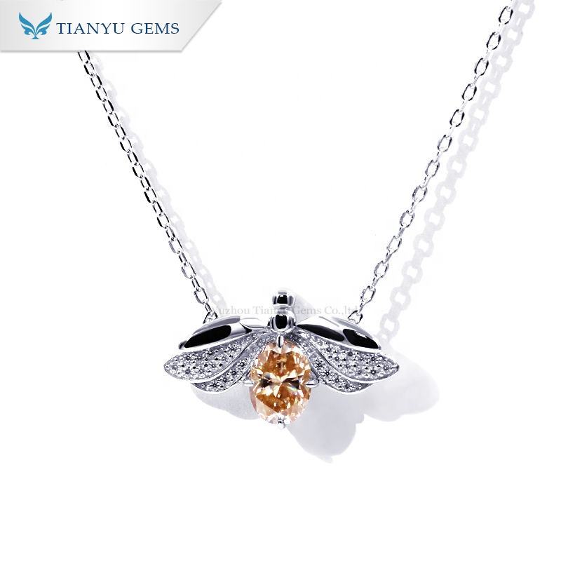 ทองคำขาว ประดับด้วยหินสีแชมเปญ