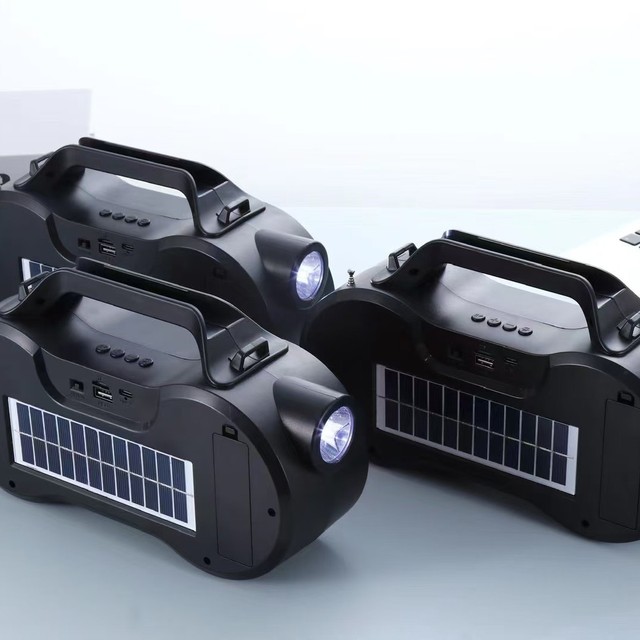 Hot Selling Outdoor Equipment Solar Powered Speaker High Volume Radio Portable Flashlight