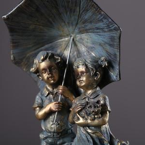 Estatua de Resina de Niños con Estilo Bronce Antiguo, Figura de Niño y Niña con Sombrilla, Fabricada a Medida - Product Image 6