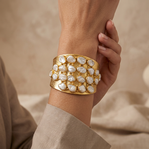 Brazalete ancho de perlas naturales de agua dulce, latón macizo chapado en oro de 18k, joyería de moda, banda texturizada, brazalete hecho a mano para mujer - Product Image 2