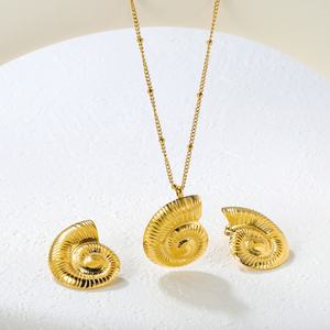 Ensemble de bijoux coquillage personnalisable et élégant en acier inoxydable plaqué or PVD 18 carats, comprenant un collier à pendentif chaîne délicate et des boucles d'oreilles clous - Product Image 4