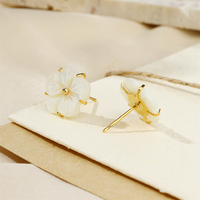 Exquisitos Pendientes Pequeños de Acero Inoxidable con PVD Dorado y Diseño Floral, de Alta Calidad, con Engaste de Garra y Concha Blanca, Pendientes de Flor de Moda
