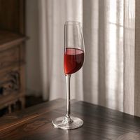 Gobelet à cocktail de vin à demi-champagne isolé de grande valeur Design moderne pour les fêtes