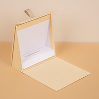 Boîte cadeau magnétique créative en forme de livre triangulaire biseauté avec poignée en ruban, design pliable, impression offset pour bijoux et montres