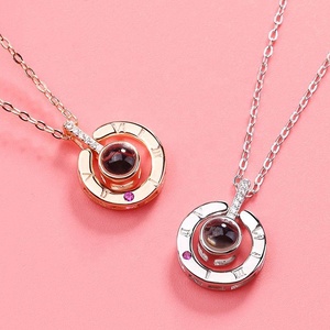 Collar con Proyección de Anillo y Colgante Personalizado con Diseño de <span class=keywords><strong>Te</strong></span> <span class=keywords><strong>Amo</strong></span> <span class=keywords><strong>en</strong></span> 100 <span class=keywords><strong>Idiomas</strong></span> - Product Image 2