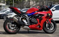 Moto sportive haute performance QJMOTOR Rac800 800cc à quatre cylindres en ligne, vitesse maximale de 260 km/h, adaptée à la conduite à grande vitesse