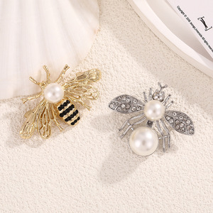 Broche en alliage d'abeille avec zircon et perle pour femme, accessoire de mode pour soirée - Product Image 3