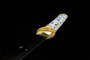 Espada Samurai: Serie <span class=keywords><strong>Alma</strong></span> <span class=keywords><strong>de</strong></span> la Montaña Yotei, Noche Oscura, Hoja <span class=keywords><strong>de</strong></span> Acero T10 Dorada con Endurecimiento Diferencial y Templado en Arcilla, Réplica <span class=keywords><strong>de</strong></span> Accesorio Cinematográfico - Product Image 5