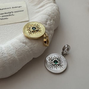 Colgante Retro de Lujo en Plata de Ley S925 con Circonita Verde, Diseño Vintage en Relieve, Joyería con Piedra Principal de Perla-Platino - Product Image 4