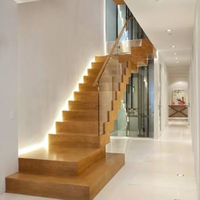 Escalier flottant empilé sur mesure avec structure en bois et marches en bois massif pour les intérieurs de villas haut de gamme