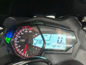 Moto sportive <span class=keywords><strong>Kawasaki</strong></span> Ninja Junior avec moteur bicylindre refroidi par eau de <span class=keywords><strong>650</strong></span> cm³. Le corps est conçu pour être léger. - Product Image 2