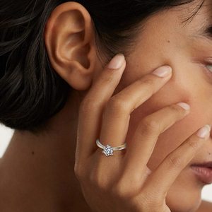 Elegante anillo de compromiso solitario de moissanita de Plata de Ley 925 6A con chapado en oro y chapado en rodio - Product Image 2