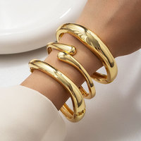 Bracelet manchette en métal exagéré, inspiré d'Instagram, au design complexe, finition polie élégante, design géométrique minimaliste, style vintage