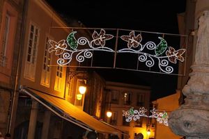 Lumières LED 2D personnalisables pour enseignes transversales, options multicolores pour la décoration extérieure des zones commerciales et des fêtes de Noël - Product Image 1