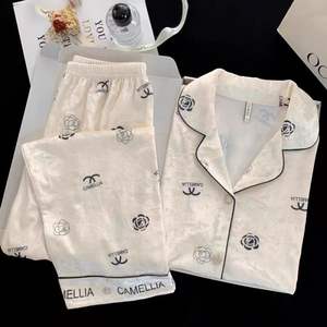 <span class=keywords><strong>Pigiama</strong></span> da <span class=keywords><strong>Donna</strong></span> di Lusso Autunno Inverno Nuovo Cardigan in Velluto Dorato a Maniche Lunghe Set Abbigliamento da Casa Floreale <span class=keywords><strong>Taglie</strong></span> Forti - Product Image 3