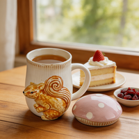 Tasse à café en céramique 3D en forme d'écureuil avec couvercle champignon rose, tasse à thé en porcelaine côtelée, figurine animale unique, vente en gros OEM ODM