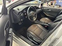 Mercedes-Benz Classe A d'occasion de haute qualité, berline, traction avant, 180 Turbo, phares halogènes avant, cuir foncé, R16, boîte de vitesses automatique, conduite à gauche
