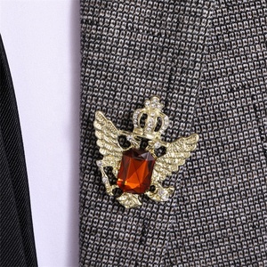 Broche de corbata para hombre estilo retro caballero, diseño de corona King's Trail con diamantes de imitación, chapado en plata, aleación de zinc, cristal esmaltado - Product Image 2