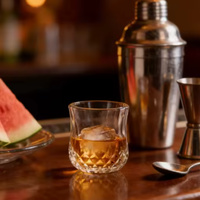 Alcool, spiritueux, vodka, rhum, gin, tequila, cognac, whisky écossais, whisky bourbon, bière ale, bière lager, bière stout, saké