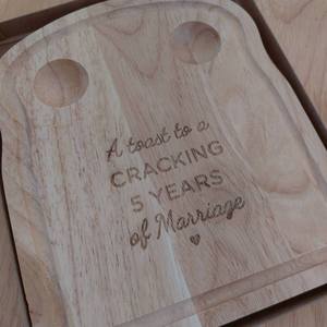 Tavola da pranzo in legno con uovo inciso per regalo di anniversario per lui - Product Image 2