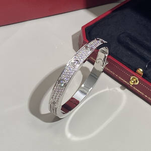 Bracelet de <span class=keywords><strong>couple</strong></span> en acier inoxydable réglable en or 18K Bracelet manchette ouvert incrusté de zircons <span class=keywords><strong>Gravure</strong></span> personnalisée Conception hypoallergénique - Product Image 4