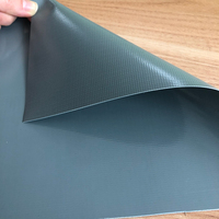 300-650gsm Vente en gros de bâches en PVC de taille et de couleur personnalisées Rouleau et feuille de tissu anti-rides imperméable avec oeillets