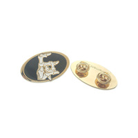 Badge en métal personnalisé en argent gravé et émaillé pour vêtements, vente en gros