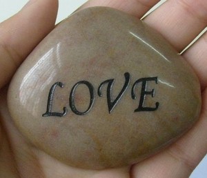 Ciottolo di Fiume Naturale Lucidato a Specchio Personalizzato con Incisione di Data e Testo, Pietra Decorativa - Product Image 5