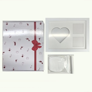 Cœur en carton. Placé sur une surface plane ou accroché au mur. Cadre <span class=keywords><strong>photo</strong></span> commémoratif pour <span class=keywords><strong>les</strong></span> empreintes <span class=keywords><strong>de</strong></span> <span class=keywords><strong>mains</strong></span> et <span class=keywords><strong>de</strong></span> pieds d'enfants - Product Image 6