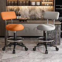 Tabouret Ergonomique à Selle avec Dossier et Repose-Pieds, Chaise Pivotante à Roulettes Réglable en PU, Hydraulique et Portable pour Salon et Hôpital
