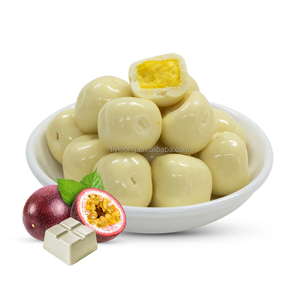 Boules <span class=keywords><strong>de</strong></span> fruit <span class=keywords><strong>de</strong></span> la passion lyophilisées enrobées <span class=keywords><strong>de</strong></span> <span class=keywords><strong>chocolat</strong></span> blanc sucré 100% naturel, <span class=keywords><strong>de</strong></span> haute qualité, biologiques, emballées sous vide, en vrac, pour la vente en gros - Product Image 3