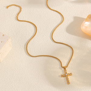 Collana da Donna Trendy con <span class=keywords><strong>Croce</strong></span> Religiosa in Acciaio Inossidabile Placcato Oro 18K e Zirconi di Alta Qualità - Product Image 3