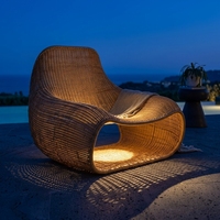 Fauteuil de salon en rotin tressé sans accoudoirs, design arqué doux, résistant à la rouille, avec structure en aluminium dissimulée, style nordique, pour hôtels et resorts