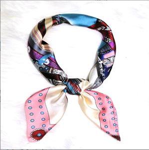 Bufanda de protección solar de viaje de verano de estilo de lujo con estampado de satén de seda imitada - Product Image 1