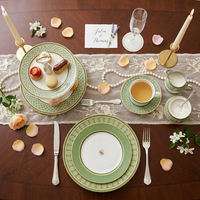 Service de table en céramique de luxe avec bordure dorée, motif géométrique cygne vert émeraude, assiettes en porcelaine fine personnalisées, tasses à thé et soucoupes