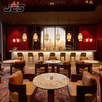 Ensemble de mobilier de restaurant moderne J2S : banquette, table et chaises en bois pour projet de design de café et de salon de thé